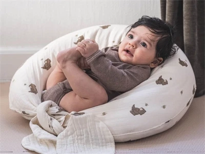 Baby på That\'s Mine Moon ammepude i bees and bears print