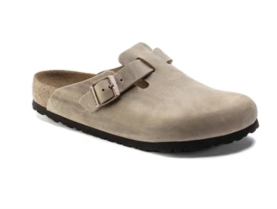 birkenstock boston clog i tobacco brown olieret læder set fra skråt siden af