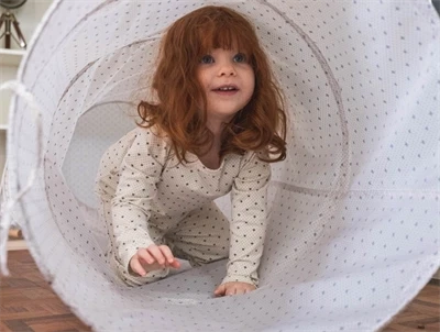 Barn leger i That\'s Mine aktivitetstunnel lots of love sky