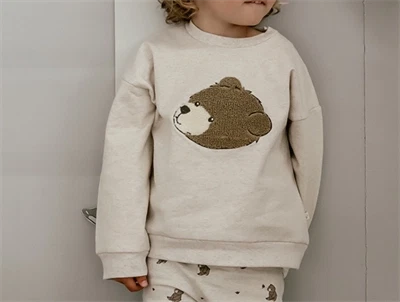 That's Mine sweatshirt med bamsebroderi og oversize pasform