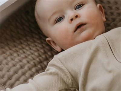 Baby iført That\'s Mine onesie i brown melange med lynlås