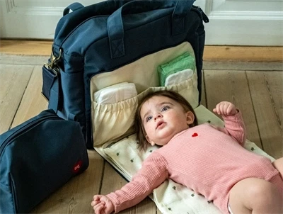 That\'s Mine Benne pusletaske i blå med baby og pusleunderlag