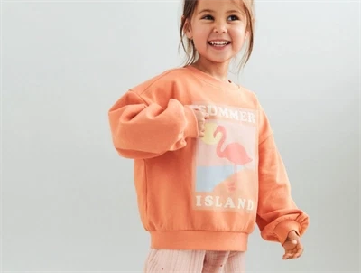 Wheat Eliza sweatshirt i sunkissed orange med flamingoprint på model