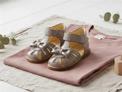 Angulus dusty almond sandal med lak og sløjfe
