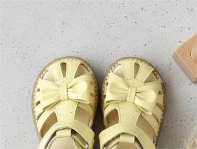 Angulus mellow gul sandal med lak og sløjfe