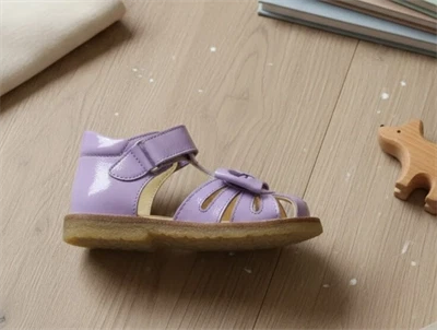 Angulus lilla sandal med lak og sløjfe