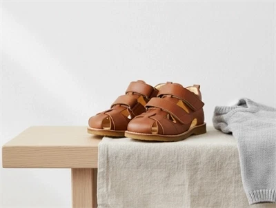 Angulus sandal cognac med velcro og lukket tå