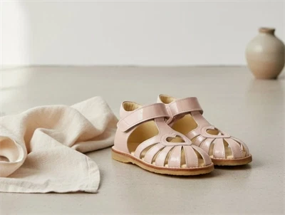 Angulus sandal rosebud med velcro og hjerte detalje