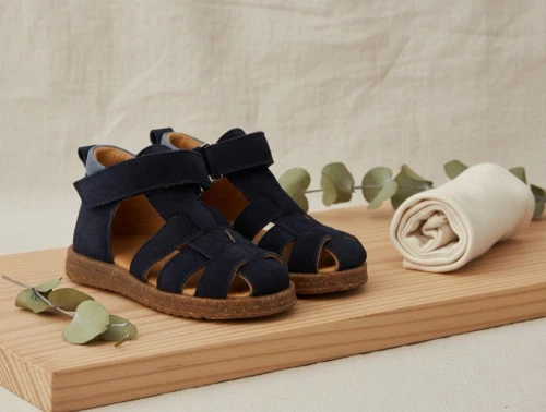 Angulus begynder sandal i navy ruskind med velcro og lukket tå