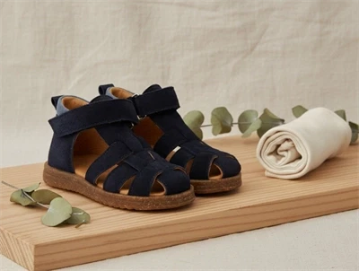 Angulus begynder sandal i navy ruskind med velcro og lukket tå