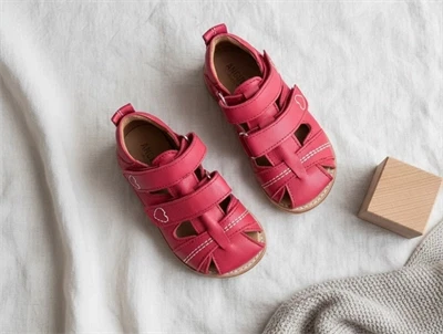 Angulus sandal rød med velcro og hjertebroderi