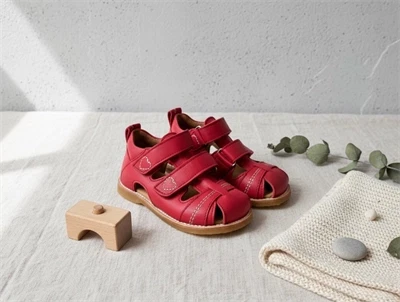 Angulus sandal rød med velcro og hjertebroderi