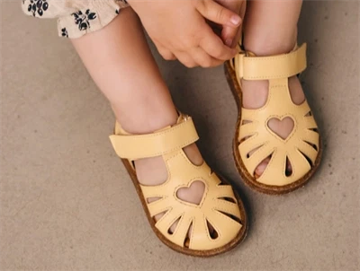 Angulus sandal gul med velcro og hjerte cut-out