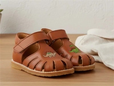 Angulus begynder sandal i cognac med dinobroderi og velcro