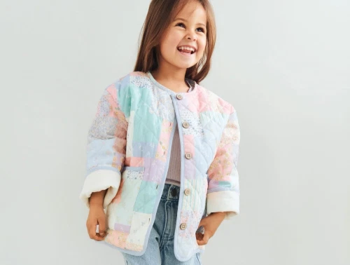 Pige iført Wheat Inaja quilt jakke patchwork flowers