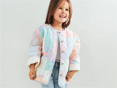 Pige iført Wheat Inaja quilt jakke patchwork flowers