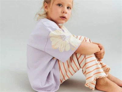 Pige iført Wheat Ela bukser orange stripe i bomuldsjersey