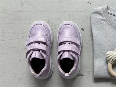 Superfit Breeze sneaker i lys lilla nuance med glimmerlook og velcroremme