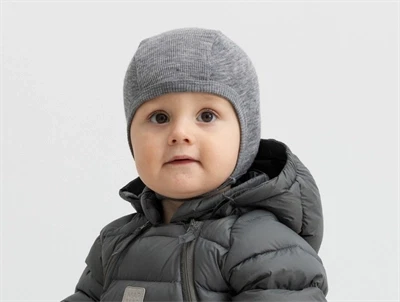 MarMar Copenhagen hjelm i grey melange uld rib vist på barn
