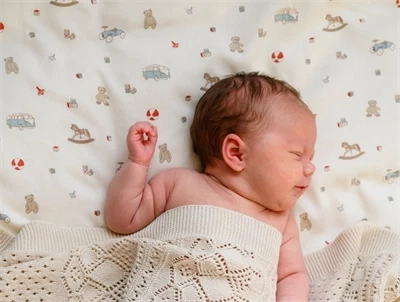 Cam Cam Copenhagen babysengetøj i brug med vintage toys print