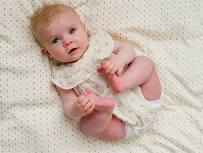 Cam Cam Copenhagen babysengetøj i brug med rowan print