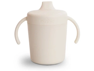 Mushie tudkop i farven ivory med låg og håndtag