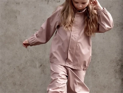 Barn i regnsæt fra Mikk-Line i farven adobe rose