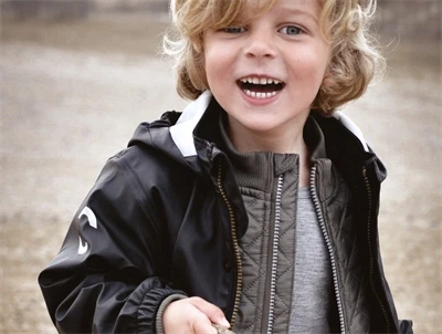 Barn i sort regnsæt fra Mikk-Line