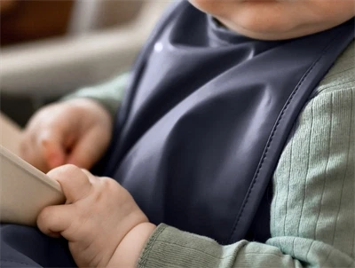 baby med blå hagesmæk fra Mikk-Line