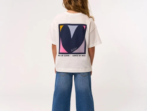 pige iført THE NEW oversized t-shirt i cloud dancer med all is love print bagfra