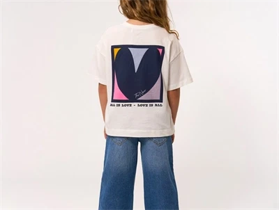 pige iført THE NEW oversized t-shirt i cloud dancer med all is love print bagfra