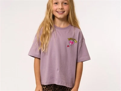 pige iført THE NEW oversized t-shirt i gray ridge med love wins print forfra