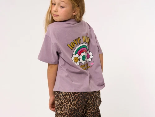 pige iført THE NEW oversized t-shirt i gray ridge med love wins print bagfra