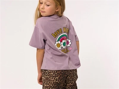 pige iført THE NEW oversized t-shirt i gray ridge med love wins print bagfra