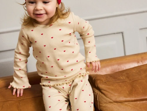 THE NEW siblings natsæt i gardenia aop med røde hjerter  -set på pige