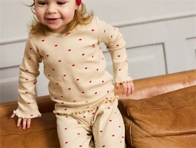 THE NEW siblings natsæt i gardenia aop med røde hjerter  -set på pige