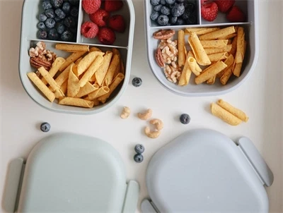 Mushie madkasse cloud fyldt med snacks i ruminddeling