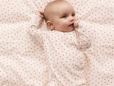 MarMar baby sengetøj happy hearts med et barn