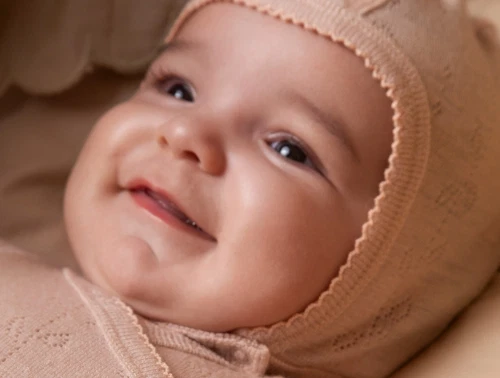 MarMar Copenhagen hjelm i burnt rose uld pointelle vist på barn