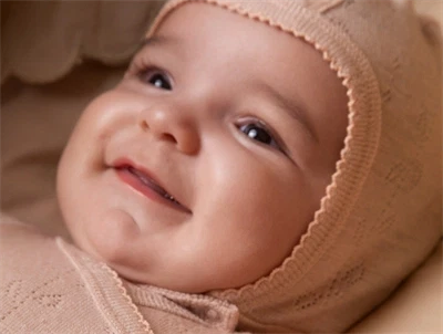 MarMar Copenhagen hjelm i burnt rose uld pointelle vist på barn