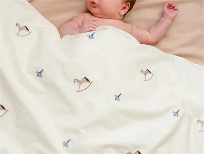 Cam Cam Copenhagen broderet babysengetøj i brug med vintage toys motiver