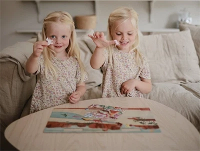 To børn leger med Mushie klistermærkesæt dinosaurs