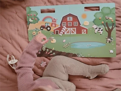 Barn leger med Mushie klistermærkesæt farm