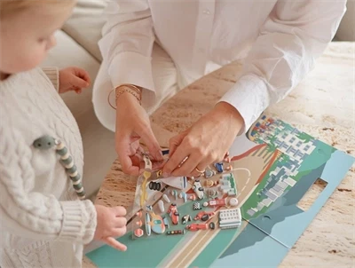 Barn og voksen leger med Mushie klistermærkesæt race cars