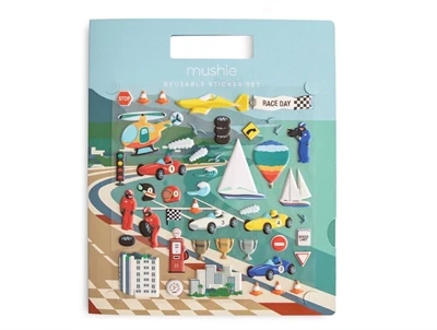 Indhold med figurer fra Mushie klistermærkesæt race cars