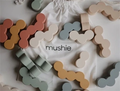 Mushie balanceklodser i træ i boligmiljø