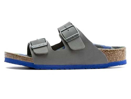 birkenstock sandal i grå med blå sål og camo-detaljer, set fra siden