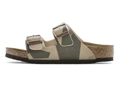 birkenstock sandal i desert soil geo camo med to spænder, set fra siden