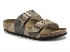 birkenstock arizona sandal i camouflagefarver med spænder, set skråt forfra