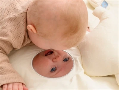 Cam Cam Copenhagen aktivitetslegemåtte med spejl og sanseelementer